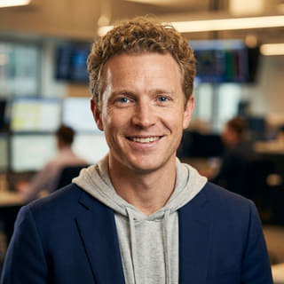 Profilbild von Ryan Brooks, der als leitender Trading-Analyst bei Steg Sparvurtum aufgeführt ist